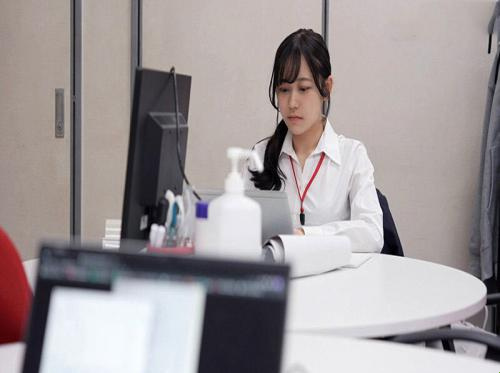 和選美皇后一起加班…